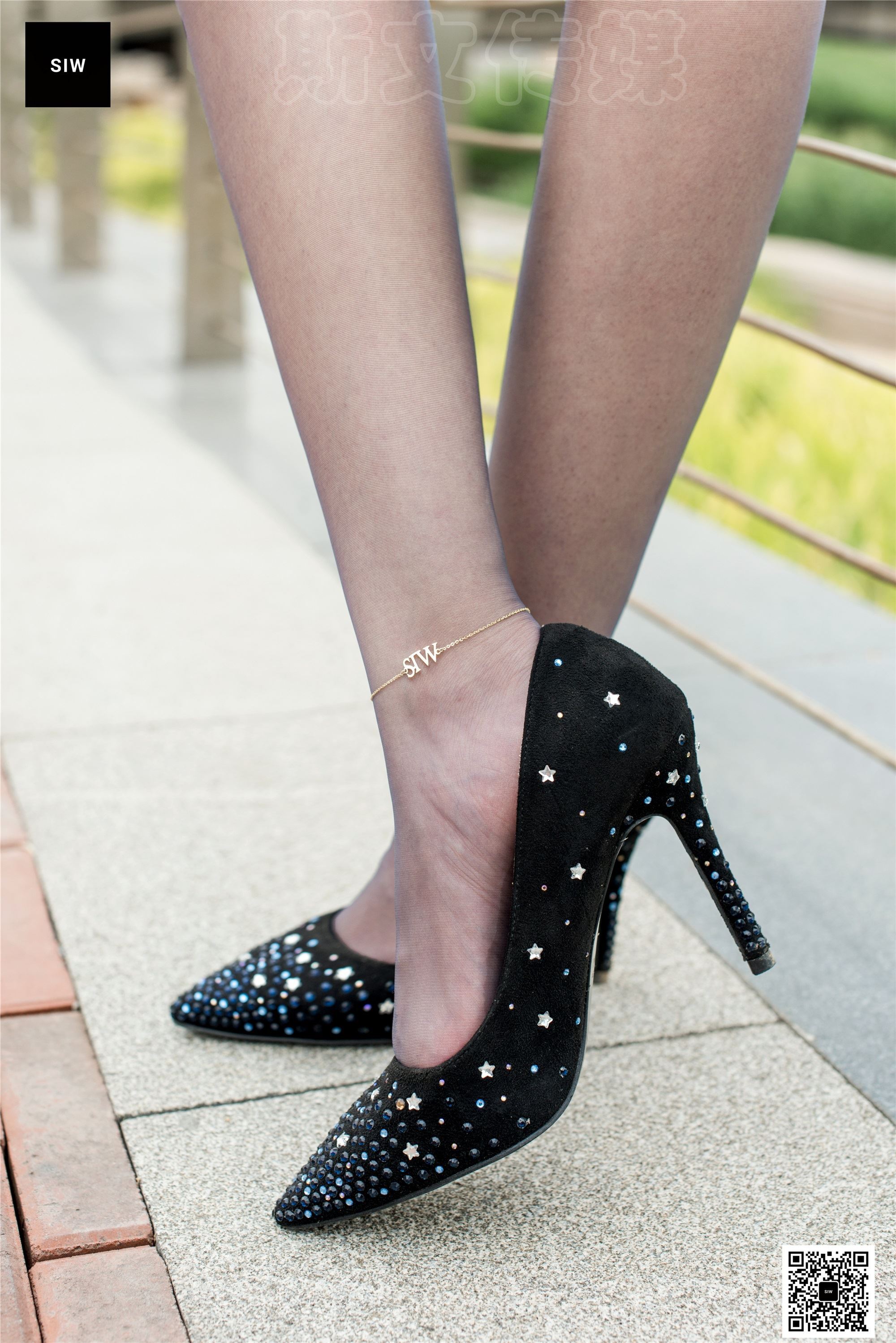 SIW斯文传媒 049 黑色薄纱长袖挂脖丝带连衣裙 - 甄真